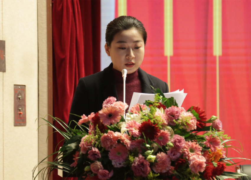 华球线上平台,华球（中国）第一届党委班子选举大会---于丽娜同志宣读大会关于通过党委和纪委报告的决议